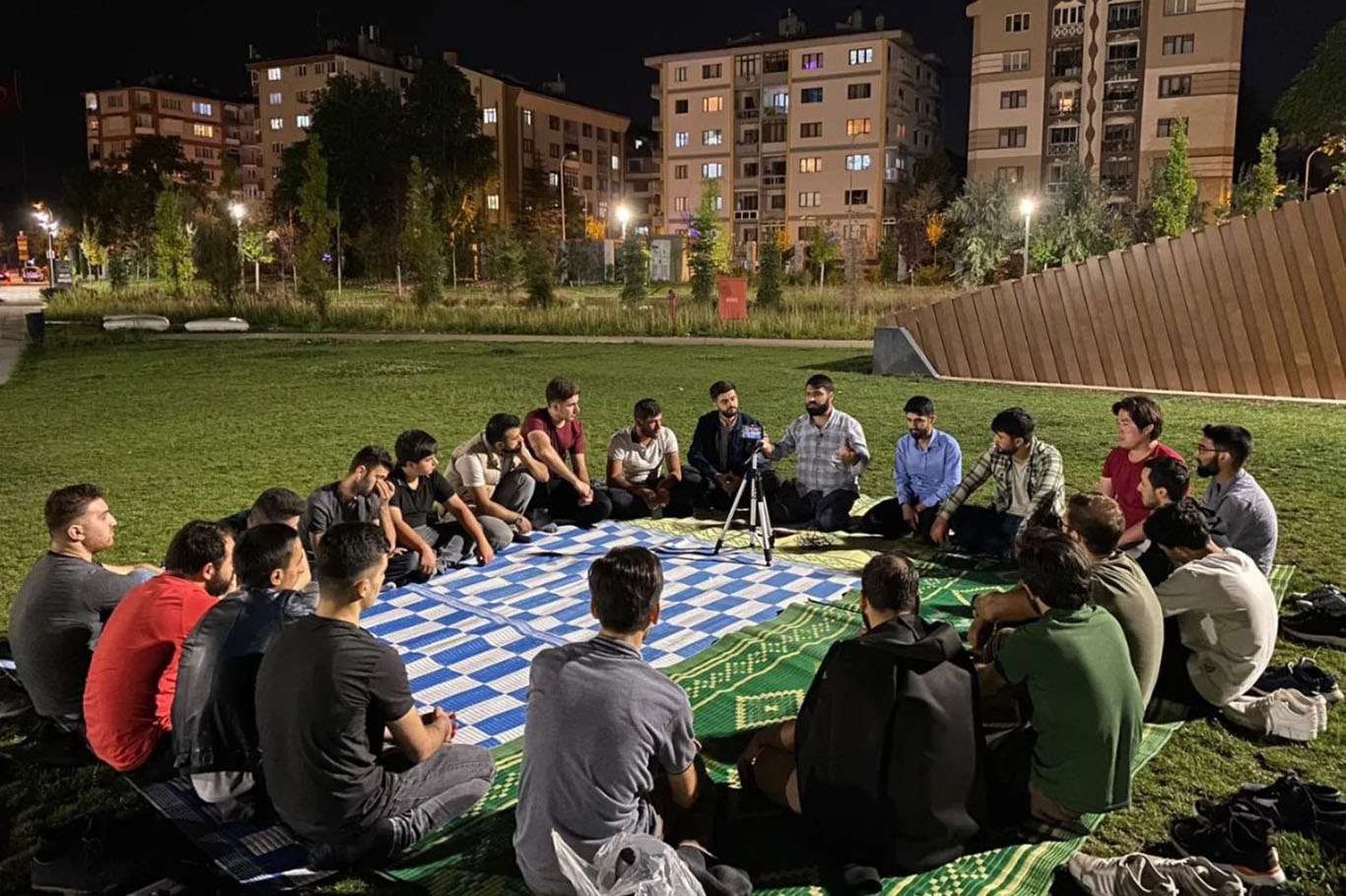 HÜDA PAR Eskişehir İl Gençlik Kolları Millet Bahçesi'nde bir araya geldi HÜDA PAR Eskişehir İl Gençlik Kolları Millet Bahçesi'nde bir araya geldi